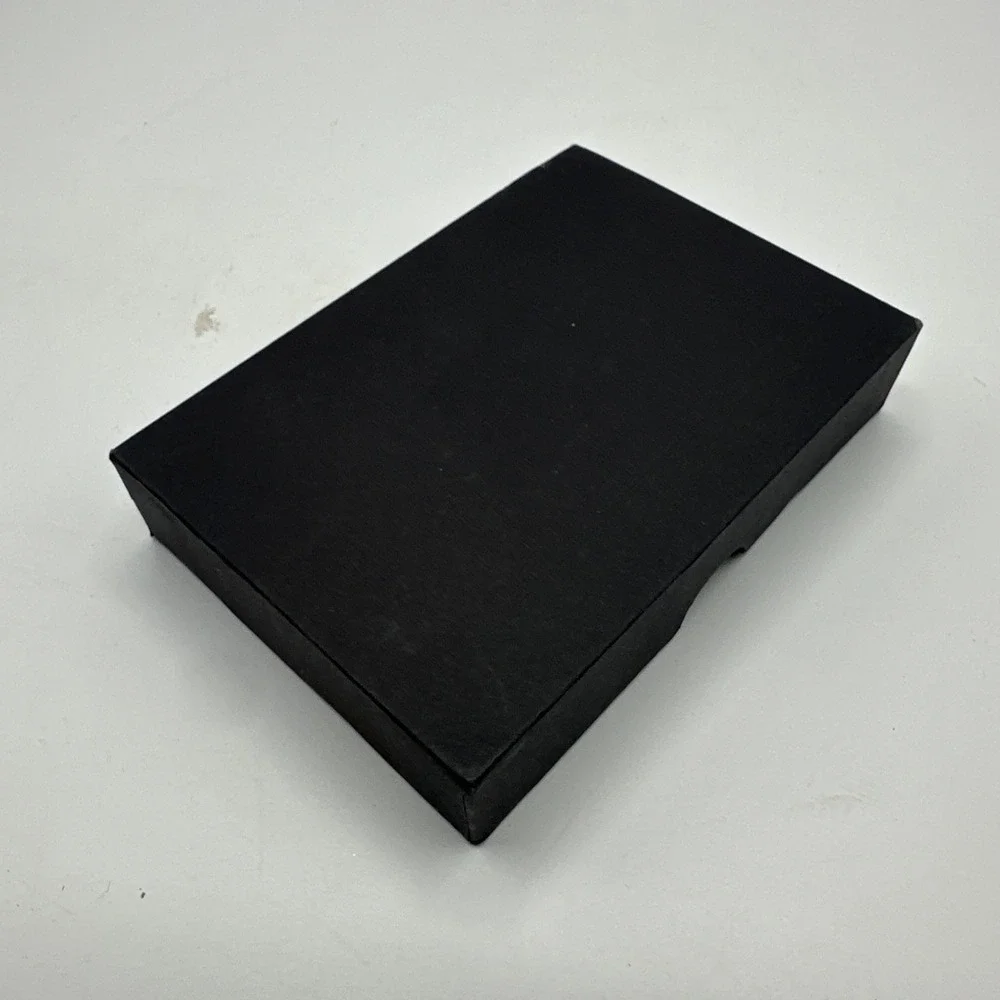 Minimalist Wallet Black New In Box With Extra Straps.